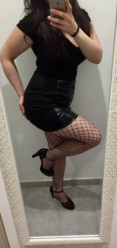 calze a rete e gonna in  pelle