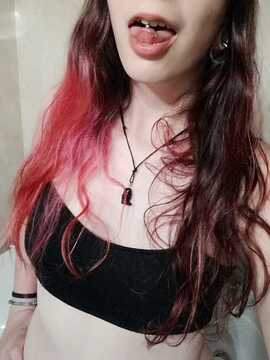 Giocando con il piercing alla lingua...